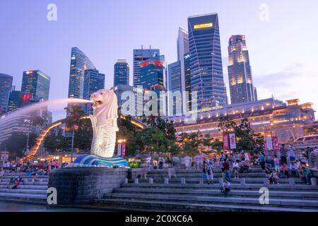 Nachtansicht des Merlion Parks mit Merlion Brunnen und Downtown Financial Center Skyline im Hintergrund. Downtown Core. Marina Bay. Singapur Stockfoto