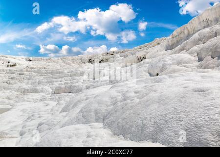 Travertin Pools und Terrassen in Pamukkale, Türkei in einem schönen Sommertag Stockfoto