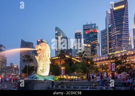 Nachtansicht des Merlion Parks mit Merlio Skulptur und Brunnen und Downtown Financial Center Skyline. Downtown Core. Marina Bay. Singapur Stockfoto