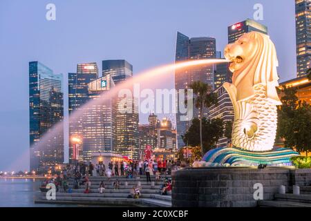 Nachtansicht des Merlion Parks mit Merlio Skulptur und Brunnen und Downtown Financial Center Skyline. Downtown Core. Marina Bay. Singapur Stockfoto