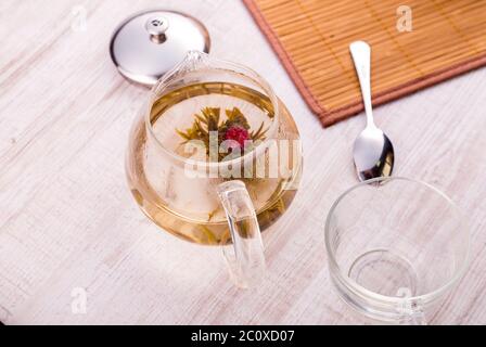 Glas Teekanne mit Blume chinesischen Tee Stockfoto