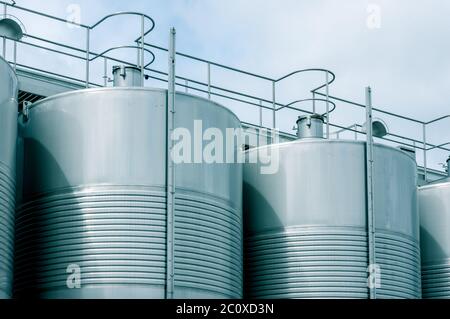 Wein gärt in riesigen Bottichen Stockfoto