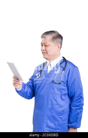 Asiatische alter Mann Arzt in blauer Uniform mit Tablet Stockfoto