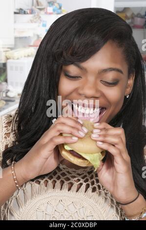 Frau mit Hambrger Stockfoto