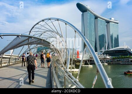 Marina Bay Sands Hotel von der Helix Bridge. Marina Bay. Singapur Stockfoto