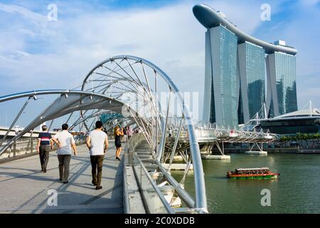 Marina Bay Sands Hotel von der Helix Bridge. Marina Bay. Singapur Stockfoto