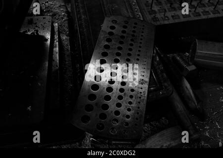 Set von Werkzeugen über einer Holzplatte auf schwarz und weiß Stockfoto