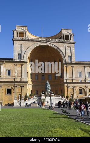 Fontana della Pigna (Pine Cone Fountain) im Vatikan Hof am 20. September 2010 im Vatikan, Rom Stockfoto