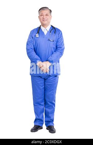 Isolierte alte asiatische Mann Arzt in der blauen Uniform Stockfoto