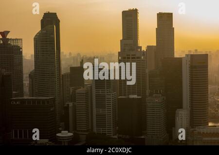Luftaufnahme des Sonnenuntergangs über der Skyline von Singapurs Innenstadt von der Terrasse des Marina Bay Sands Hotels. Singapur Stockfoto