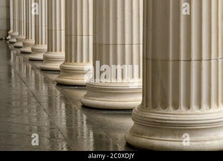 Viele alte griechische Säulen mit Spiegelung Stockfoto