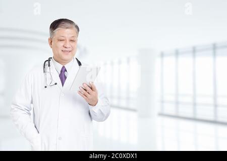 Haltung und Geste der alten asiatischen Mann Arzt Stockfoto