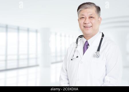 Haltung und Geste der alten asiatischen Mann Arzt Stockfoto