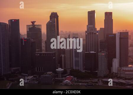 Luftaufnahme des Sonnenuntergangs über der Skyline von Singapurs Innenstadt von der Terrasse des Marina Bay Sands Hotels. Singapur Stockfoto