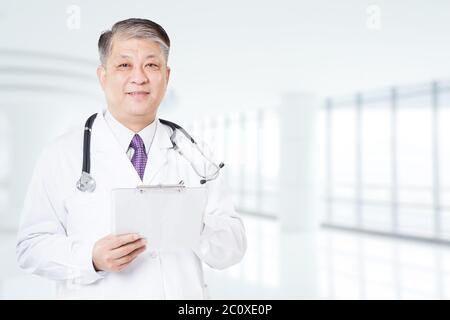 Haltung und Geste der alten asiatischen Mann Arzt Stockfoto