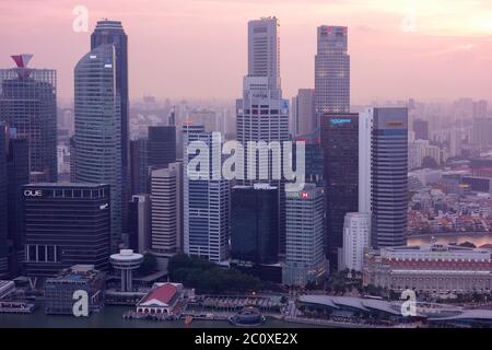 Luftaufnahme des Sonnenuntergangs über der Skyline von Singapurs Innenstadt von der Terrasse des Marina Bay Sands Hotels. Singapur Stockfoto