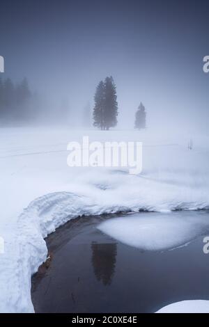 see in den Bergen während nebligen Wintermorgen Stockfoto
