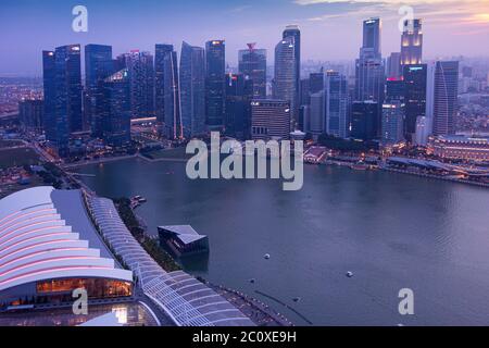 Luftaufnahme des Sonnenuntergangs über der Skyline von Singapurs Innenstadt von der Terrasse des Marina Bay Sands Hotels. Singapur Stockfoto