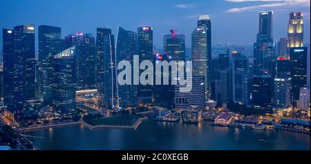 Luftaufnahme der Skyline von Singapurs Innenstadt von der Terrasse des Marina Bay Sands Hotels. Singapur Stockfoto