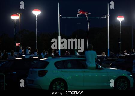 Düsseldorf, Deutschland. Juni 2020. Leichtathletik: Der deutsche Polspringer Torben Blech springt bei der psd Flight Night. Die Zuschauer konnten den Wettbewerb von ihren Autos aus beobachten. Quelle: Marius Becker/dpa/Alamy Live News Stockfoto