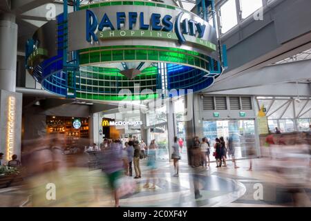 Raffles City. City Hall U-Bahn-Station. Singapur Stockfoto