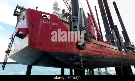 Excalibur Bohrgerät das größte in der Fugro Flotte von Jack-up-Barges in Newhaven Harbor. Stockfoto