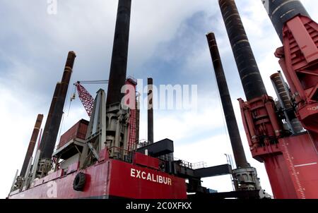 Excalibur Bohrgerät das größte in der Fugro Flotte von Jack-up-Barges in Newhaven Harbor. Stockfoto