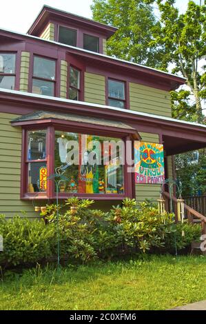 Haus und Geschäft in Woodstock, New York, USA Stockfoto