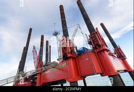 Excalibur Bohrgerät das größte in der Fugro Flotte von Jack-up-Barges in Newhaven Harbor. Stockfoto