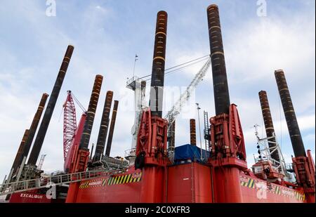 Excalibur Bohrgerät das größte in der Fugro Flotte von Jack-up-Barges in Newhaven Harbor. Stockfoto