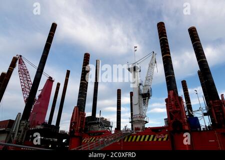 Excalibur Bohrgerät das größte in der Fugro Flotte von Jack-up-Barges in Newhaven Harbor. Stockfoto