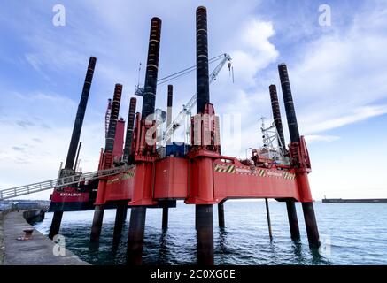 Excalibur Bohrgerät das größte in der Fugro Flotte von Jack-up-Barges in Newhaven Harbor. Stockfoto