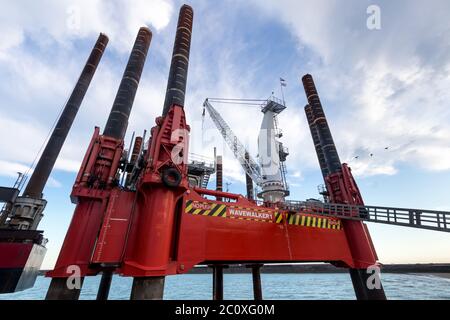 Excalibur Bohrgerät das größte in der Fugro Flotte von Jack-up-Barges in Newhaven Harbor. Stockfoto