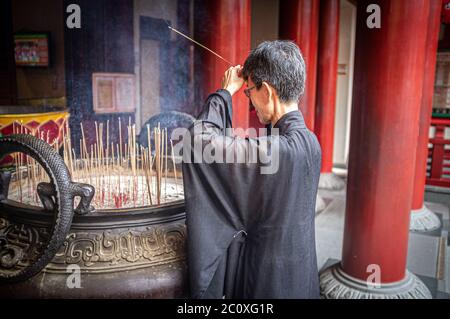 Gebet im Buddha Zahnrelikatempel. Chinatown. Singapur Stockfoto