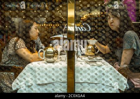 Teestunde. Die Shoppes im Marina Bay Sands. Singapur Stockfoto