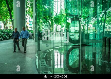 Die Leute, die im Zentrum waren, waren sehr beschäftigt. Singapur Stockfoto