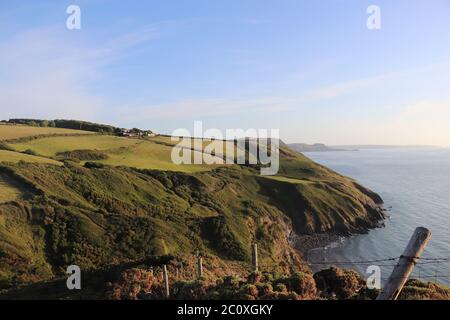 Green Sea Klippen und Zaun mit Blick auf den blauen Ozean. Hochwertige Fotos Stockfoto