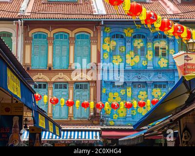 Farbenfroh dekorierte Kolonialgebäude in der Pagoda Street im Chinatown District. Singapur Stockfoto