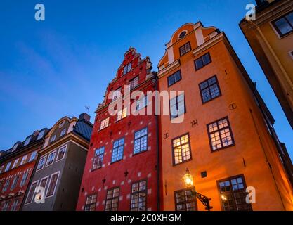 Bunte Gebäude in der Altstadt bei Nacht in Stockholm, Schweden Stockfoto