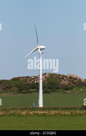 Einzelne Windturbine auf landwirtschaftlichen Flächen. Pembrokeshire Wales UK. Stockfoto