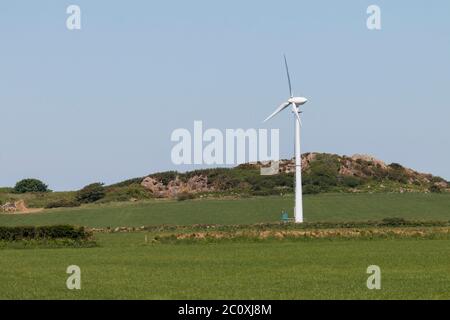 Einzelne Windturbine auf landwirtschaftlichen Flächen. Pembrokeshire Wales UK. Stockfoto
