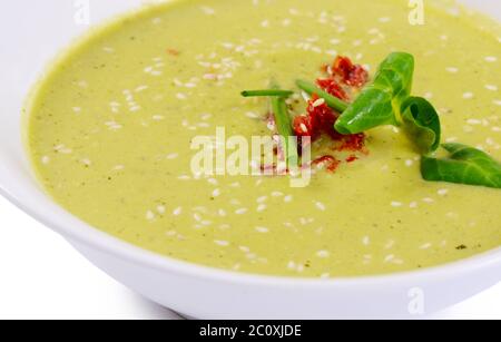 Kalte Gurken-Suppe mit Sesam Stockfoto