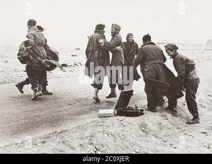 Britische und neuseeländische Soldaten, die von britischen Truppen gerettet wurden, die Bardia, Libyen, zurückeroberten, drückten ihre Freude aus, indem sie zu Musik tanzten, die auf Gramophone gespielt wurde, British Official Photo, 2. Januar 1942 Stockfoto