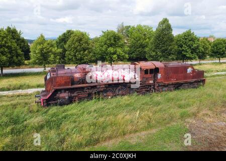 Friedhof der alten Züge. Luftaufnahme einer alten verlassenen rostigen Dampfeisenbahn. Hochwertige 4k-Aufnahmen Stockfoto