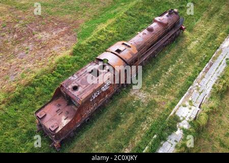 Friedhof der alten Züge. Luftaufnahme einer alten verlassenen rostigen Dampfeisenbahn. Hochwertige 4k-Aufnahmen Stockfoto
