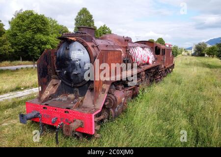 Friedhof der alten Züge. Luftaufnahme einer alten verlassenen rostigen Dampfeisenbahn. Hochwertige 4k-Aufnahmen Stockfoto