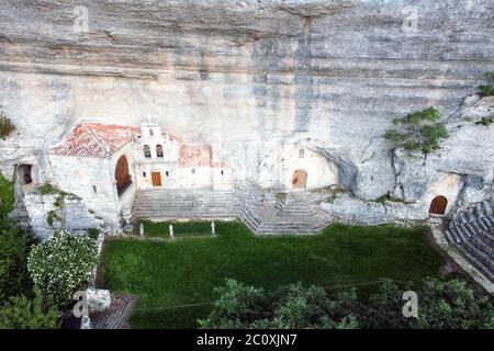 Luftaufnahme des Heiligen Bernabe Altertümliches Erbe in einer Höhle in Ojo Guarena, Burgos, Spanien. Hochwertige 4k-Aufnahmen Stockfoto