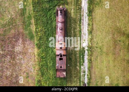 Friedhof der alten Züge. Luftaufnahme einer alten verlassenen rostigen Dampfeisenbahn. Hochwertige 4k-Aufnahmen Stockfoto
