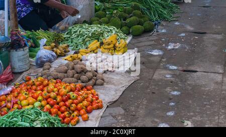 Ponorogo, Ost-Java, Indonesien- 10/05/2020: Verschiedene Gemüse und Obst in traditionellen Märkten. Eines der lokalen Produkte mit reichen Vorteilen für dai Stockfoto