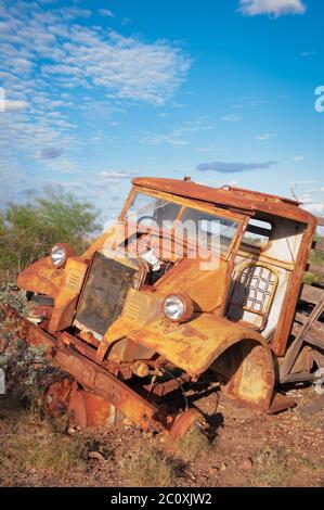 Old Abandoned International Blitz liegt rosten auf einem westlichen Queensland Grundstück, Maschinen Friedhof in Australien. Stockfoto